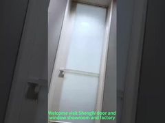 Porta extremamente estreita do banheiro