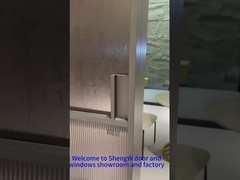 Porta de correr de três folhas